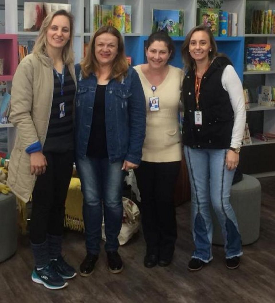 kombi itinerante da leitura proporciona momentos de socialização e educação