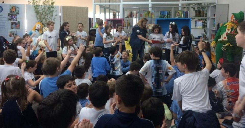 kombi itinerante da leitura proporciona momentos de socialização e educação