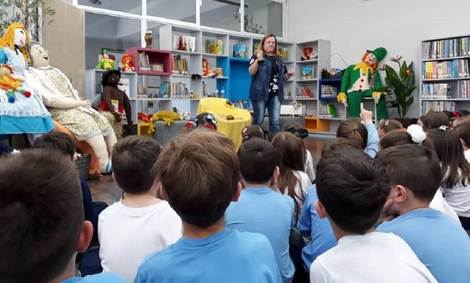 kombi itinerante da leitura proporciona momentos de socialização e educação