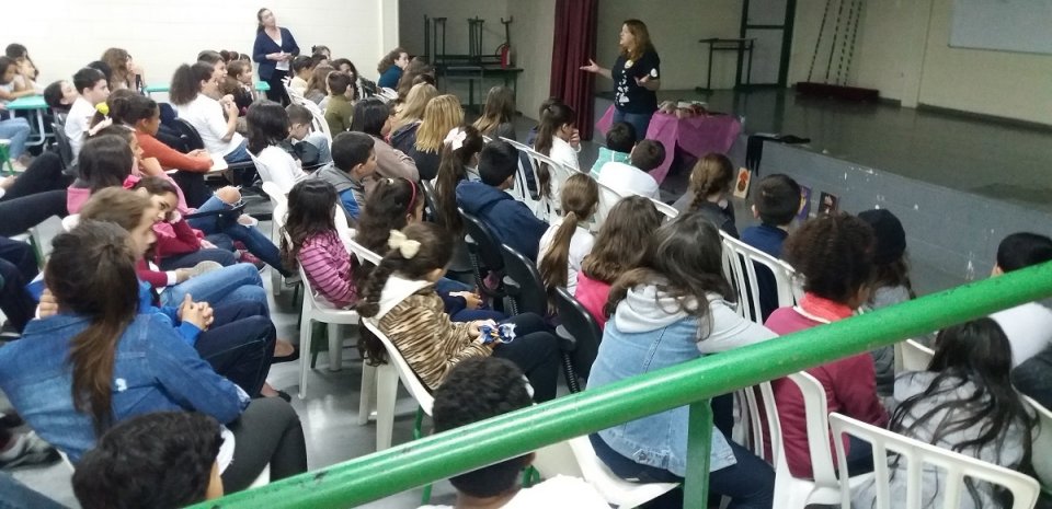 kombi itinerante da leitura proporciona momentos de socialização e educação