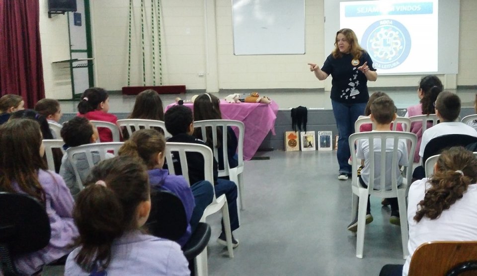 kombi itinerante da leitura proporciona momentos de socialização e educação