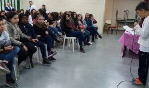 kombi itinerante da leitura proporciona momentos de socialização e educação