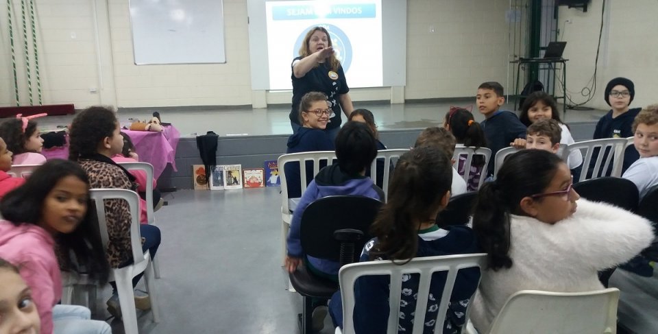 kombi itinerante da leitura proporciona momentos de socialização e educação