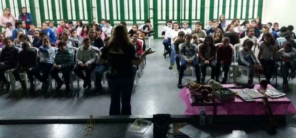 kombi itinerante da leitura proporciona momentos de socialização e educação