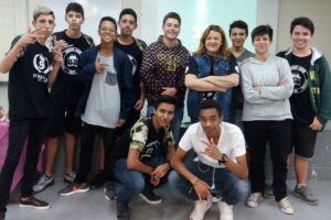 kombi itinerante da leitura proporciona momentos de socialização e educação