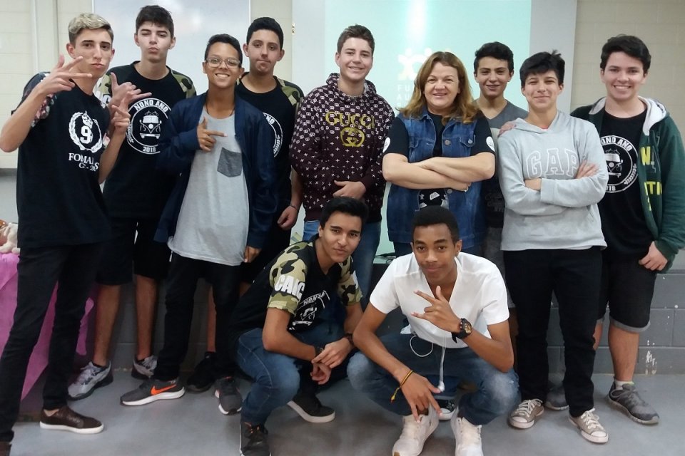 kombi itinerante da leitura proporciona momentos de socialização e educação