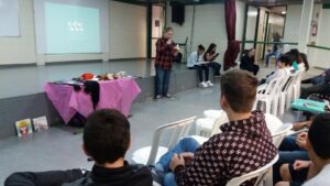 kombi itinerante da leitura proporciona momentos de socialização e educação