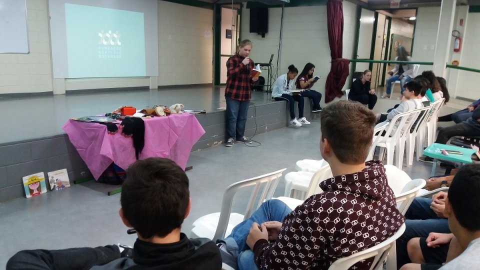 kombi itinerante da leitura proporciona momentos de socialização e educação