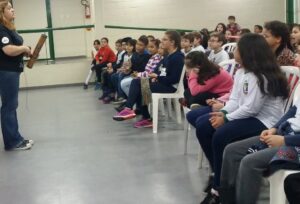 kombi itinerante da leitura proporciona momentos de socialização e educação