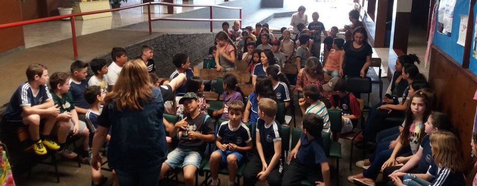 kombi itinerante da leitura proporciona momentos de socialização e educação