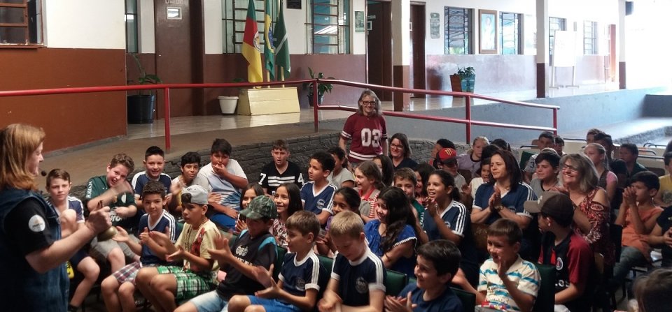 kombi itinerante da leitura proporciona momentos de socialização e educação