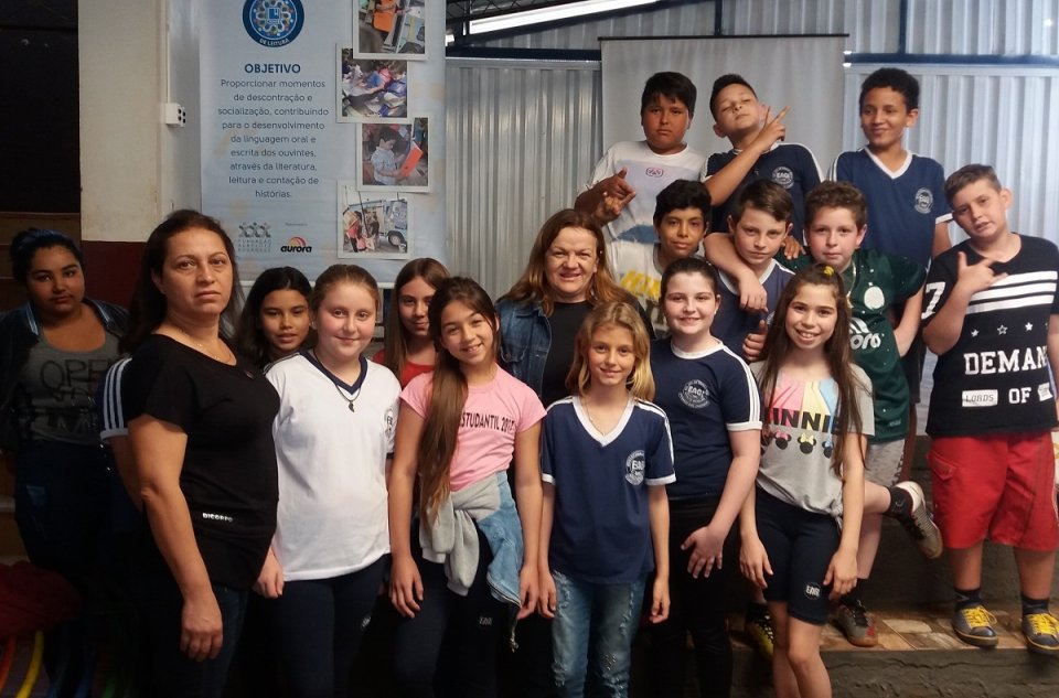 kombi itinerante da leitura proporciona momentos de socialização e educação