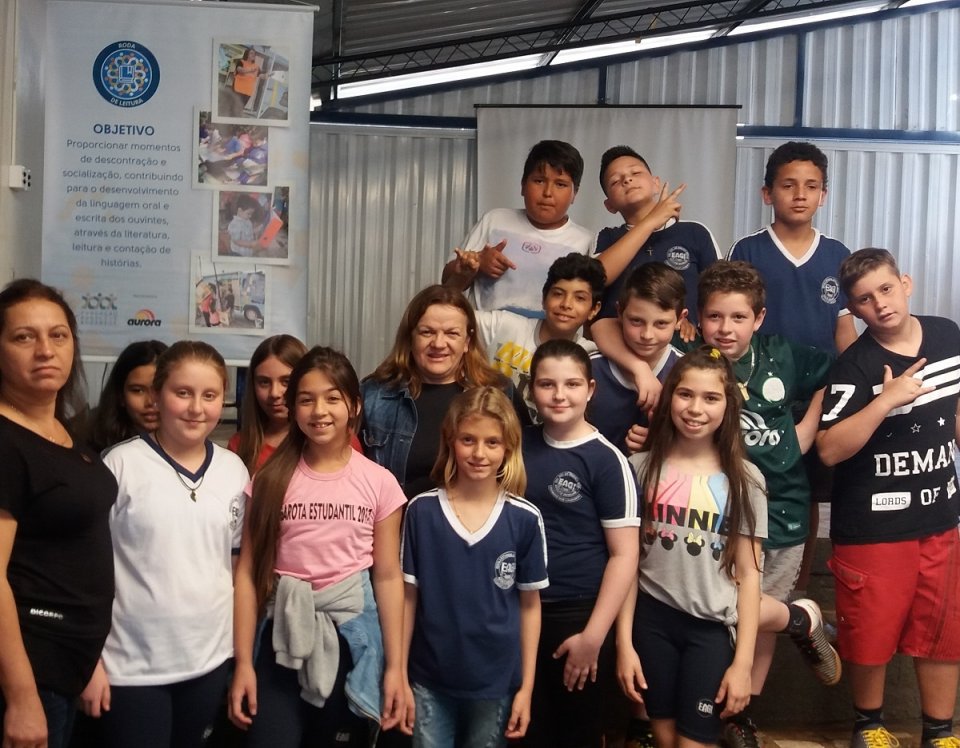 kombi itinerante da leitura proporciona momentos de socialização e educação