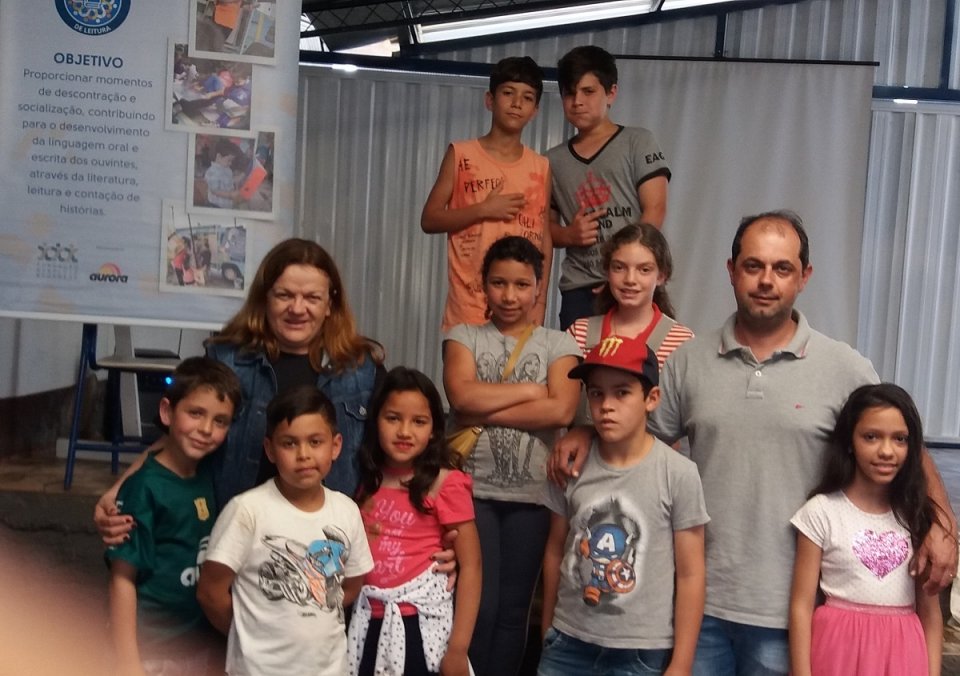 kombi itinerante da leitura proporciona momentos de socialização e educação