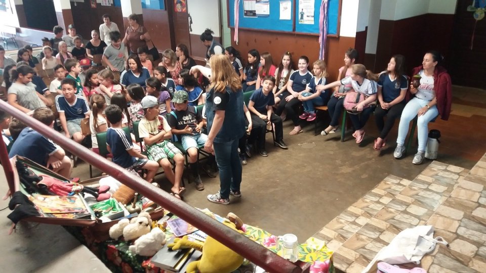 kombi itinerante da leitura proporciona momentos de socialização e educação