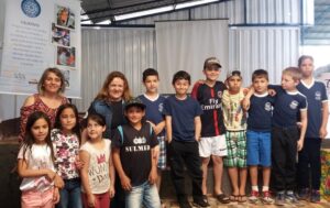 kombi itinerante da leitura proporciona momentos de socialização e educação