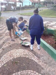 Voluntários dão vida à praça Bernadete Roman em Chapecó (SC)