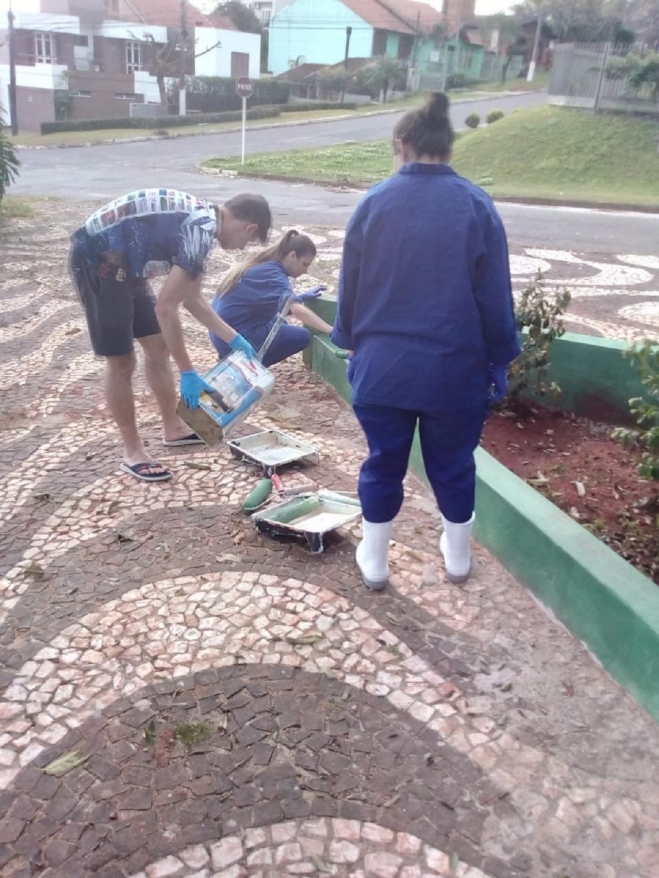 Voluntários dão vida à praça Bernadete Roman em Chapecó (SC)