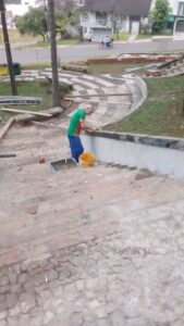 Voluntários dão vida à praça Bernadete Roman em Chapecó (SC)