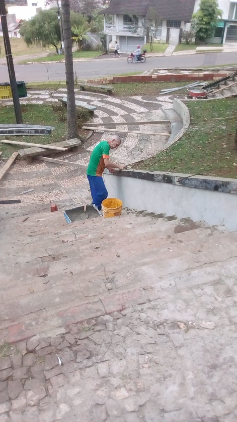 Voluntários dão vida à praça Bernadete Roman em Chapecó (SC)