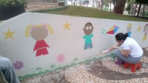 Voluntários dão vida à praça Bernadete Roman em Chapecó (SC)