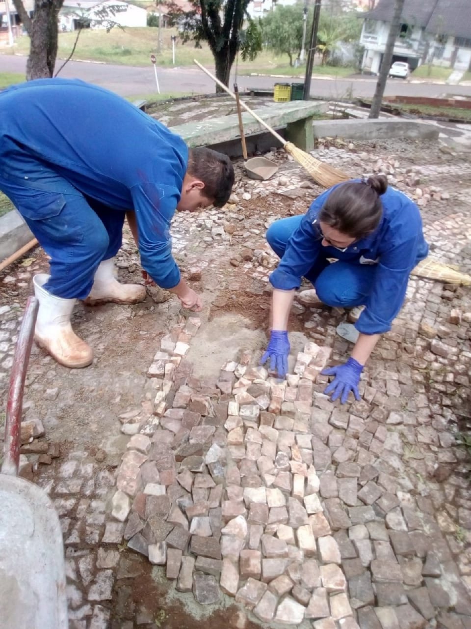 Voluntários dão vida à praça Bernadete Roman em Chapecó (SC)
