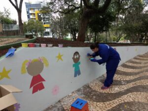 Voluntários dão vida à praça Bernadete Roman em Chapecó (SC)