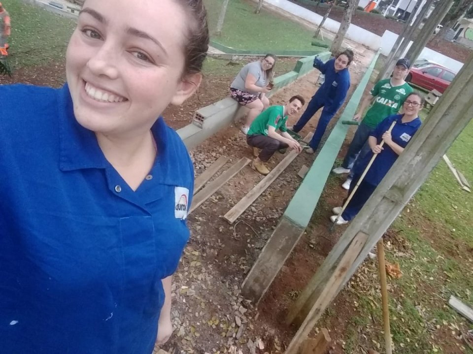 Voluntários dão vida à praça Bernadete Roman em Chapecó (SC)
