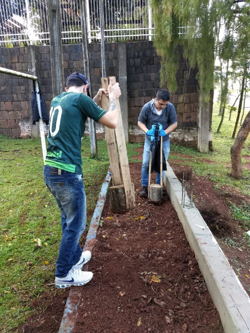 Voluntários dão vida à praça Bernadete Roman em Chapecó (SC)