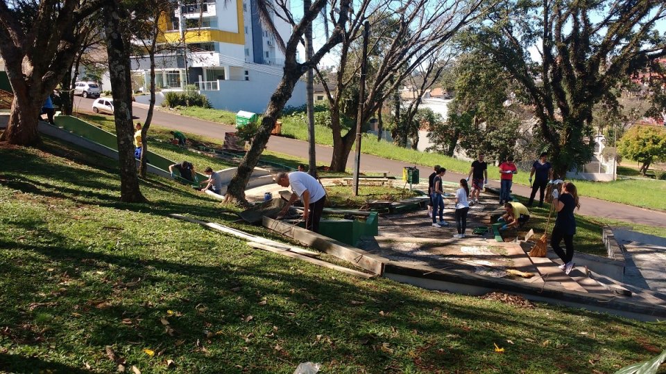 Voluntários dão vida à praça Bernadete Roman em Chapecó (SC)