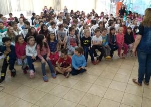 Ouvir e contar histórias estimula a imaginação e incentiva à leitura