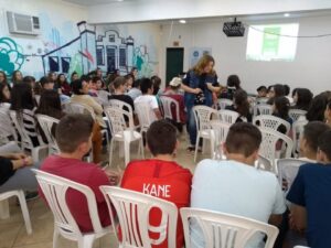 Ouvir e contar histórias estimula a imaginação e incentiva à leitura