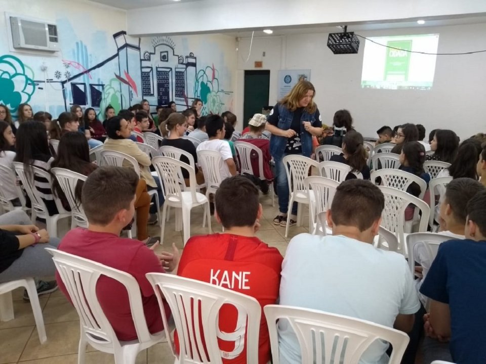 Ouvir e contar histórias estimula a imaginação e incentiva à leitura