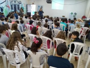 Ouvir e contar histórias estimula a imaginação e incentiva à leitura