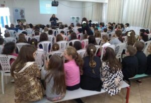 Ouvir e contar histórias estimula a imaginação e incentiva à leitura