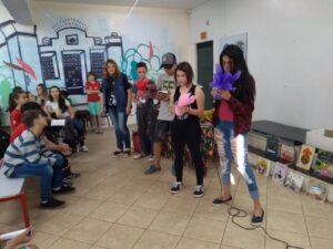 Ouvir e contar histórias estimula a imaginação e incentiva à leitura