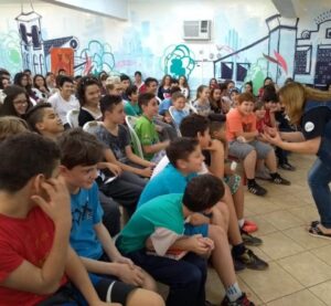 Ouvir e contar histórias estimula a imaginação e incentiva à leitura