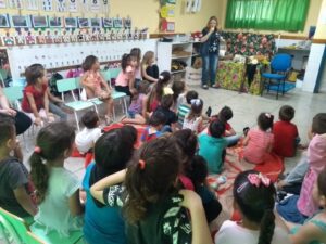 Ouvir e contar histórias estimula a imaginação e incentiva à leitura