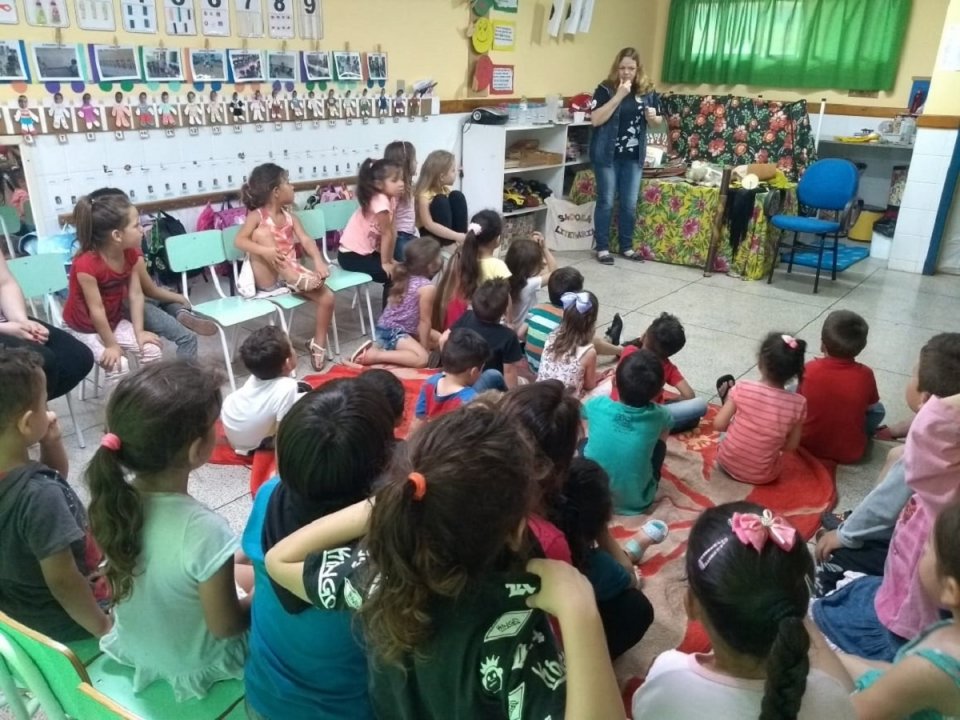 Ouvir e contar histórias estimula a imaginação e incentiva à leitura