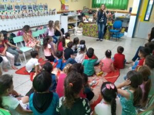 Ouvir e contar histórias estimula a imaginação e incentiva à leitura