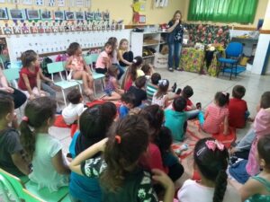 Ouvir e contar histórias estimula a imaginação e incentiva à leitura