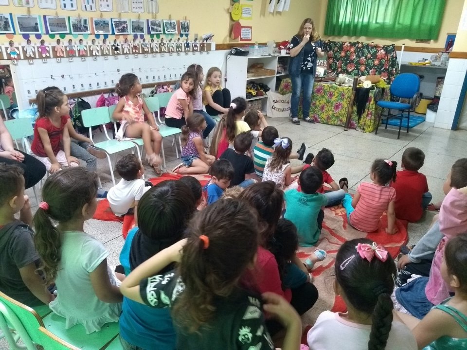 Ouvir e contar histórias estimula a imaginação e incentiva à leitura