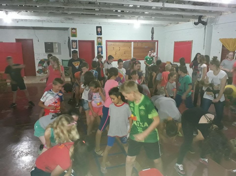 Voluntários realizam gincana Eco Cooperação em escola de Cunha Porã (SC)