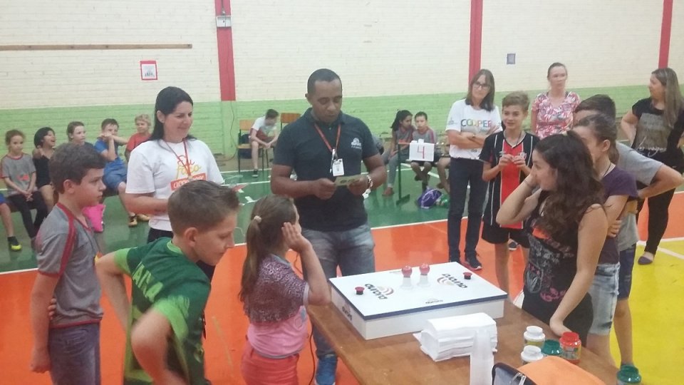 Voluntários realizam gincana Eco Cooperação em escola de Cunha Porã (SC)