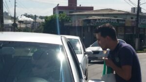 Voluntários Amigo Energia auxiliam no pedágio do GAPA em Chapecó (SC)