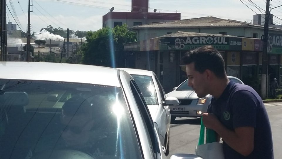 Voluntários Amigo Energia auxiliam no pedágio do GAPA em Chapecó (SC)