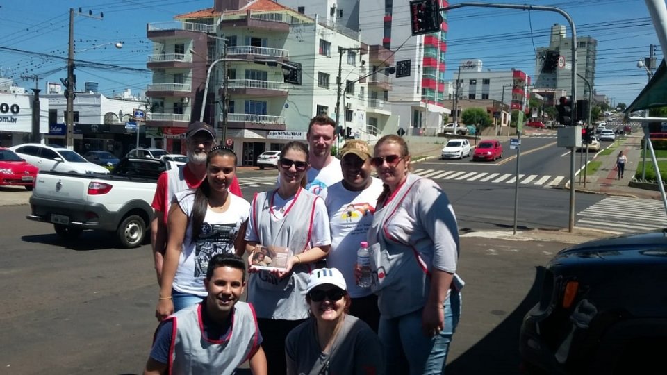 Voluntários Amigo Energia auxiliam no pedágio do GAPA em Chapecó (SC)