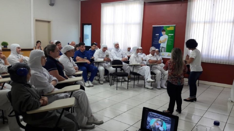 Empregados da Unidade da Aurora em Guatambu (SC) participam de palestra motivacional