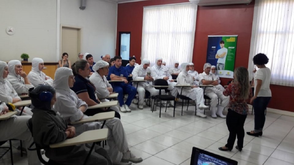 Empregados da Unidade da Aurora em Guatambu (SC) participam de palestra motivacional