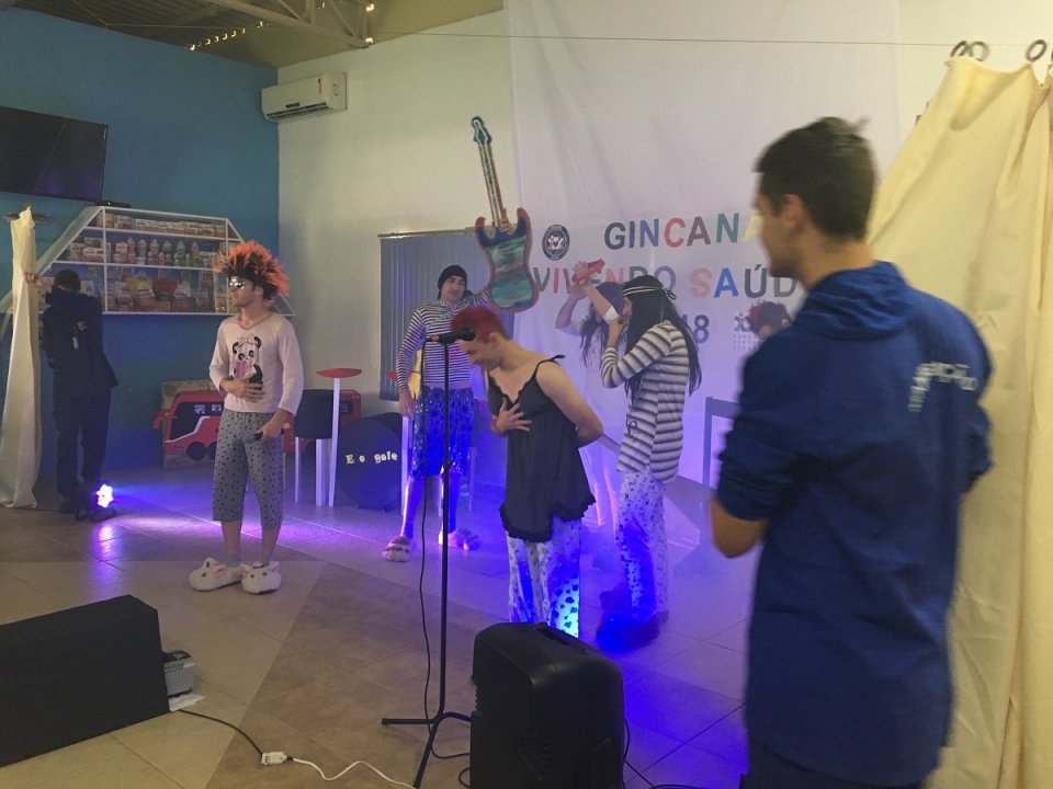 Apresentação de paródias na Unidade da Aurora em Cunha Porã (SC) aborda a prevenção de forma lúdica